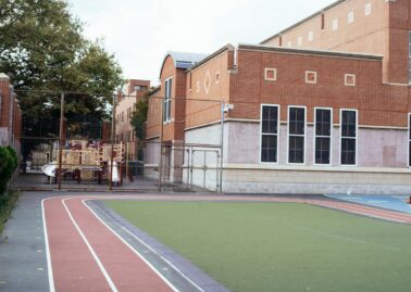 Zadbaj o wygląd budynku – mycie dachów, elewacji i kostki brukowej w pakiecie dla instytucji publicznych